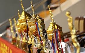 卡尔·雅泽姆斯基（Carl Yastrzemski）在 1967 年达成打击三冠王，助红袜上演“不可能的梦想”